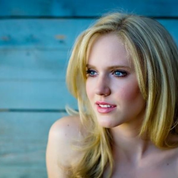 Leah Nobel artist photo