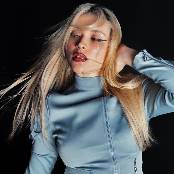 Lolo Zouaï artist photo