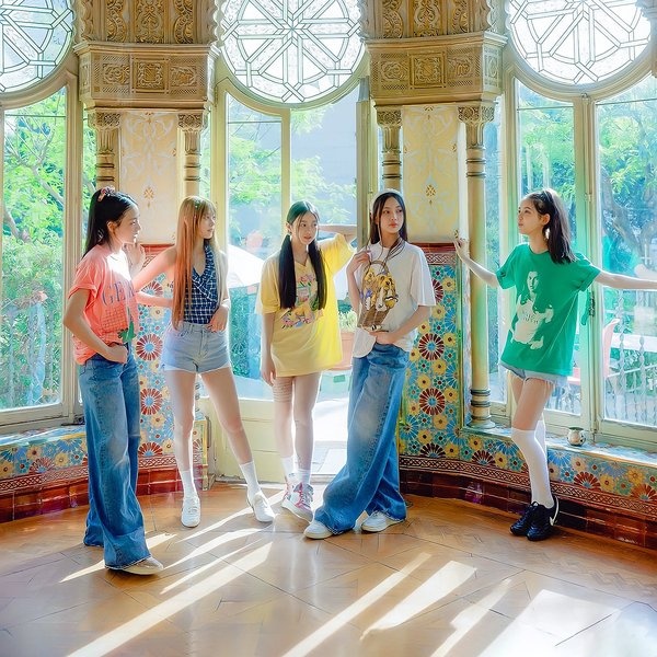 NewJeans artist photo