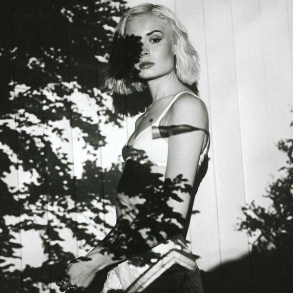 Nina Nesbitt artist photo