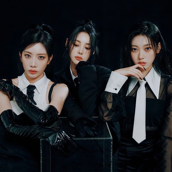 ODD EYE CIRCLE artist photo