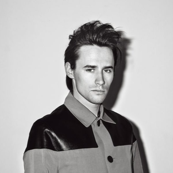Reeve Carney artist photo