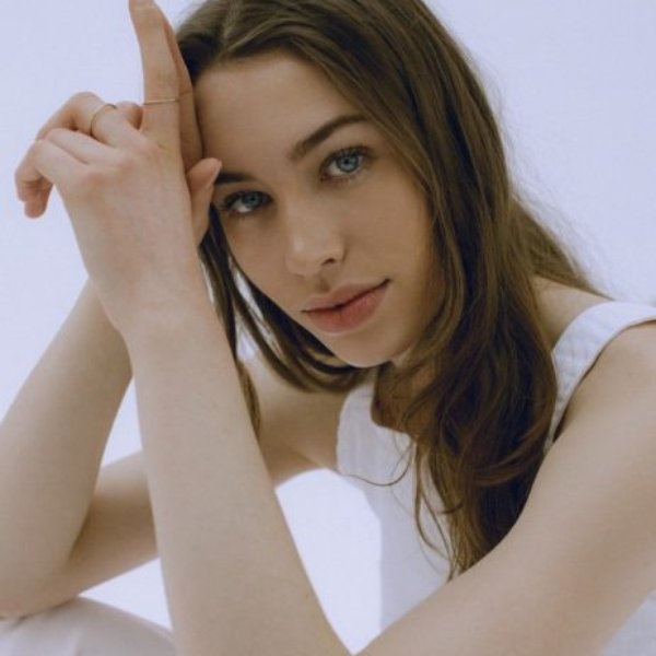 Sarah Close artist photo