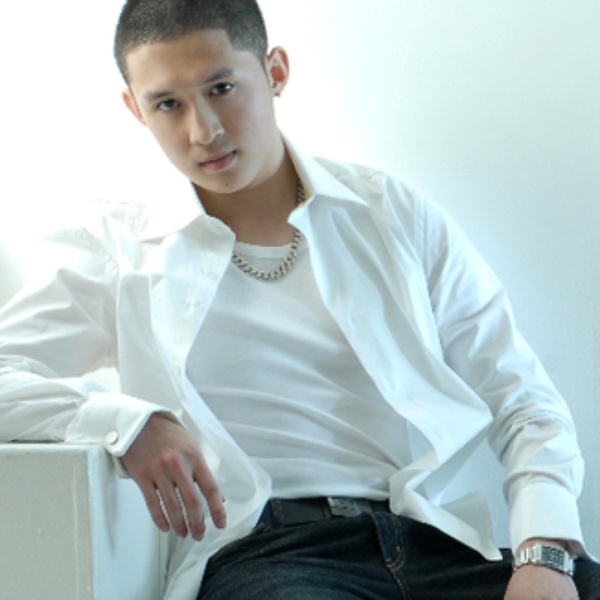 Stevie Hoang artist photo