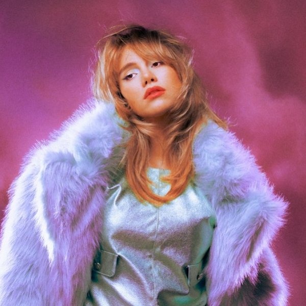 Suki Waterhouse artist photo