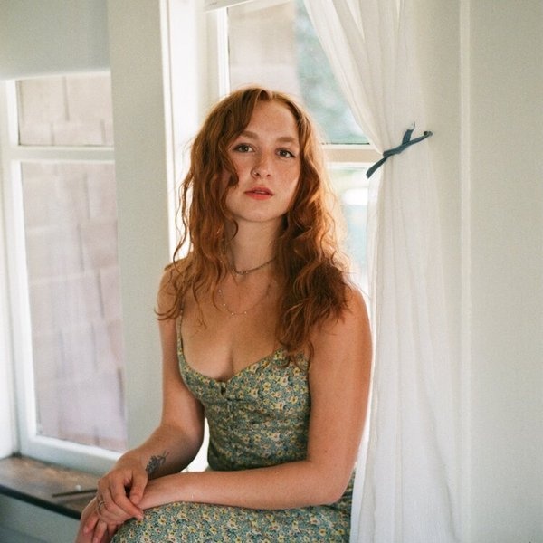 Bella White artist photo