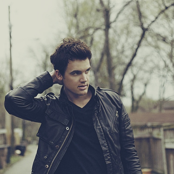 Tyler Hilton artist photo