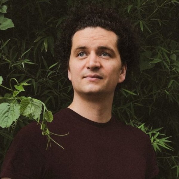 Vian Izak artist photo