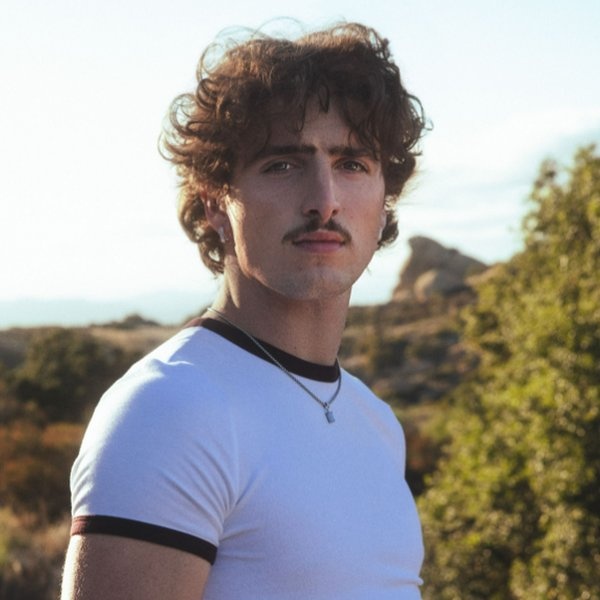 Benson Boone artist photo