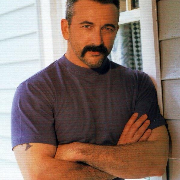 Aaron Tippin artist photo