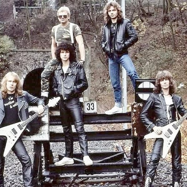 Accept artist photo