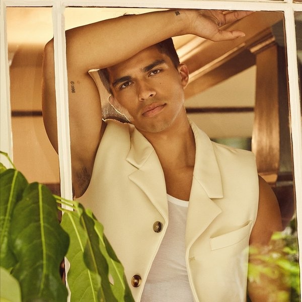 Alex Aiono artist photo