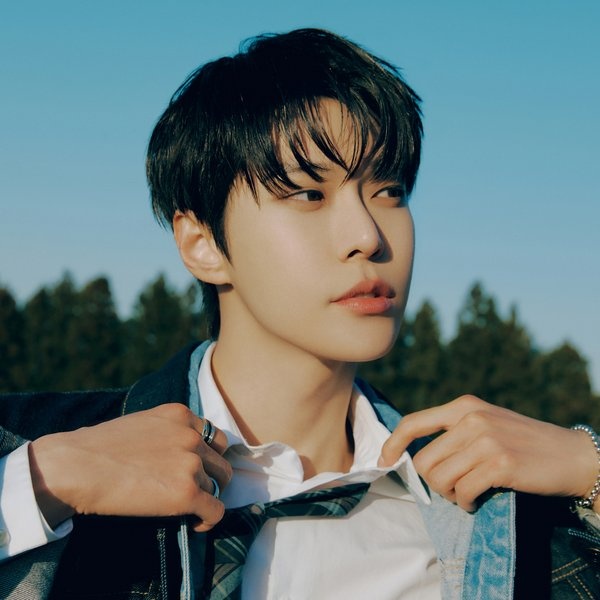 DOYOUNG artist photo