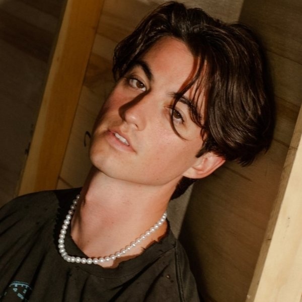 Elijah Woods artist photo