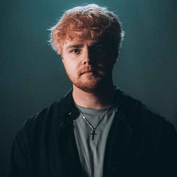 Alex Warren artist photo