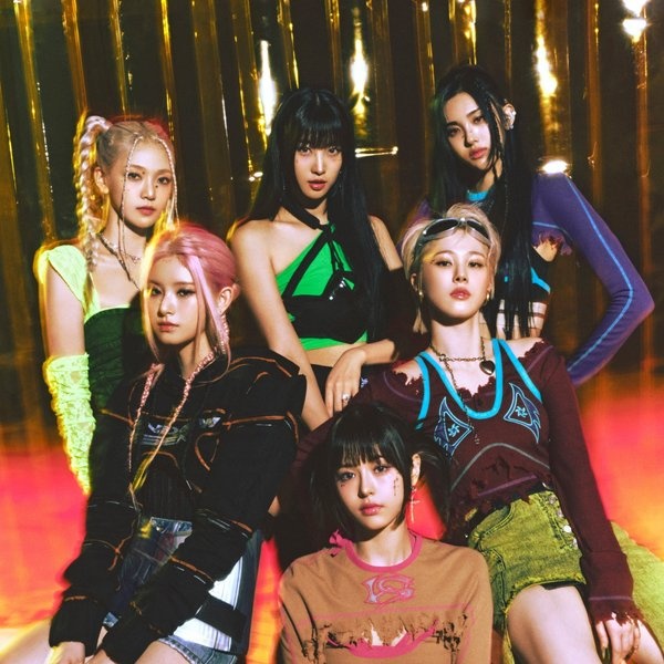 EVERGLOW artist photo