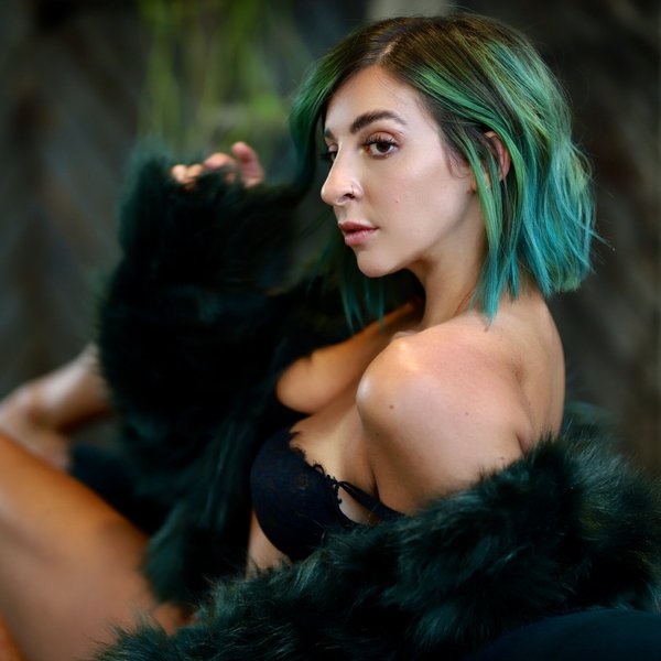 Gabbie Hanna artist photo