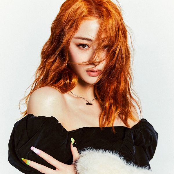 HUH YUNJIN artist photo