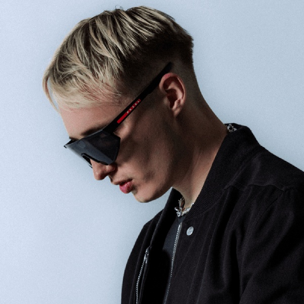 Isac Elliot artist photo