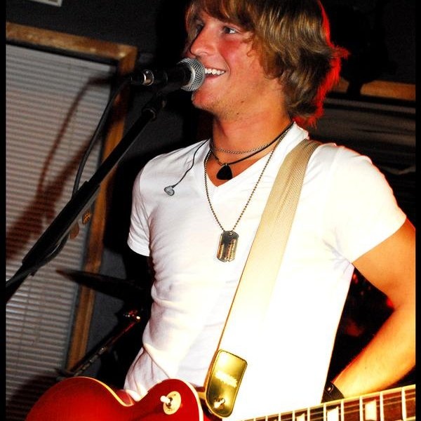 Josh Thompson artist photo